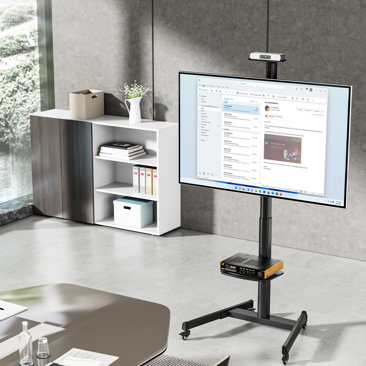 SH17H-46TW crank-adjustable steel TV cart with display in office setting